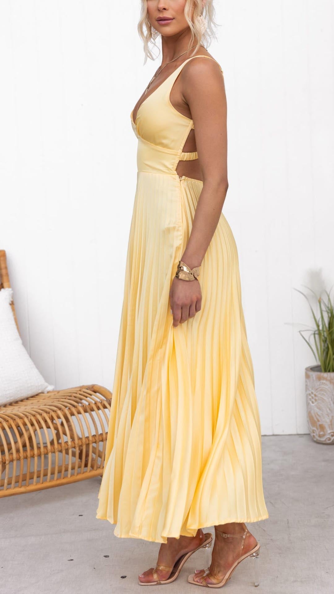 Mira | Vestido largo plisado amarillo con escote en V