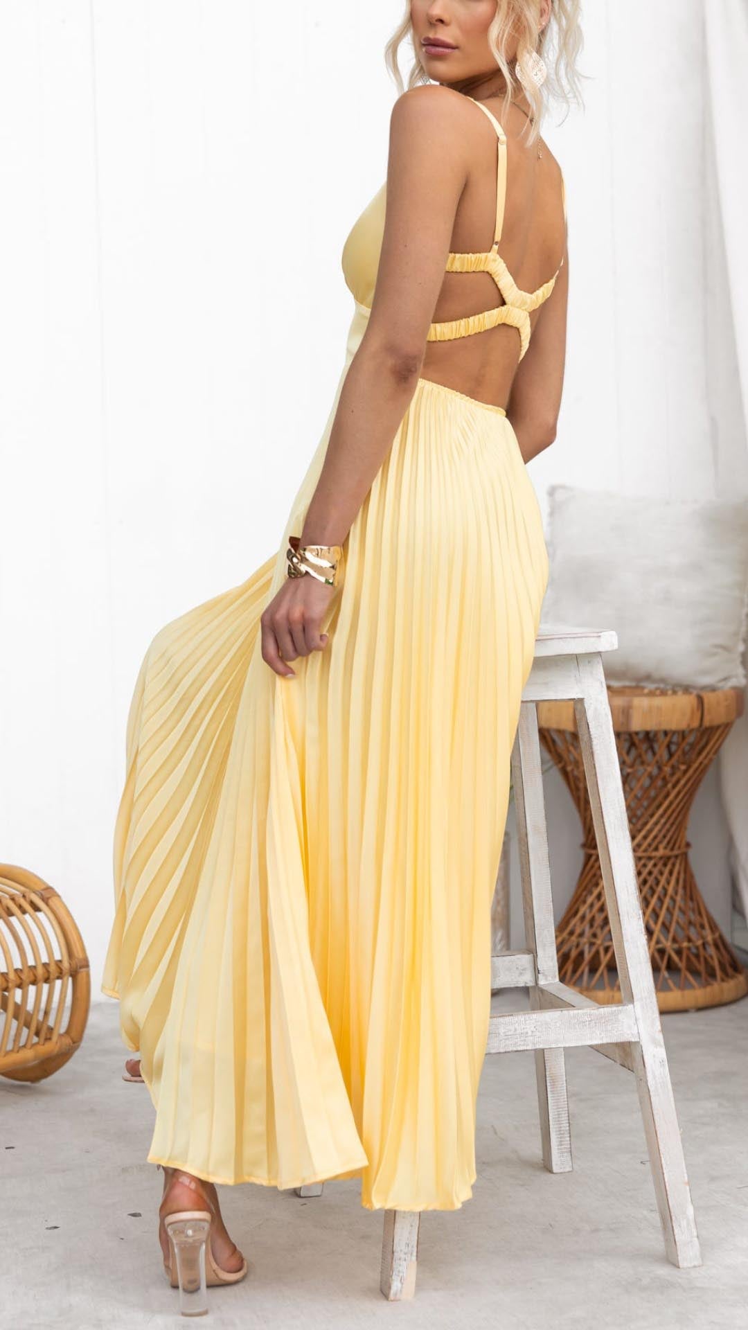 Mira | Vestido largo plisado amarillo con escote en V