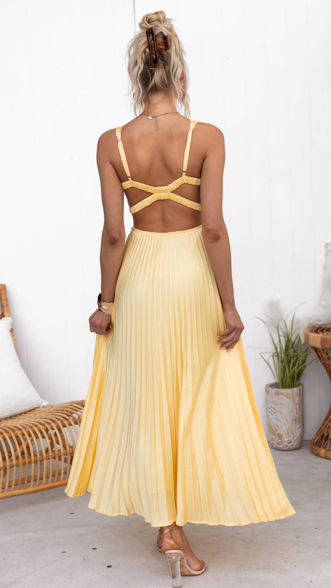 Mira | Vestido largo plisado amarillo con escote en V