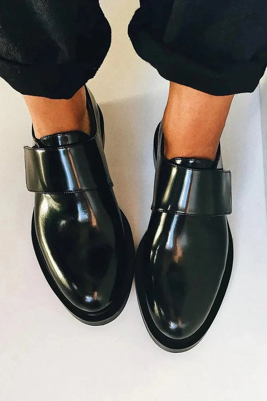 Iris | Elegantes mocasines brillantes con tira para un estilo impecable